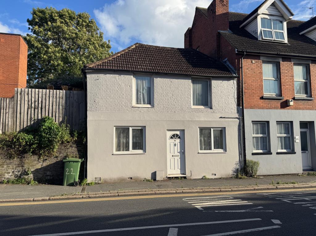 Lot: 11 - FREEHOLD BLOCK OF TWO TWO-BEDROOM GARDEN FLATS - Entrance for 22 Black Bull Road